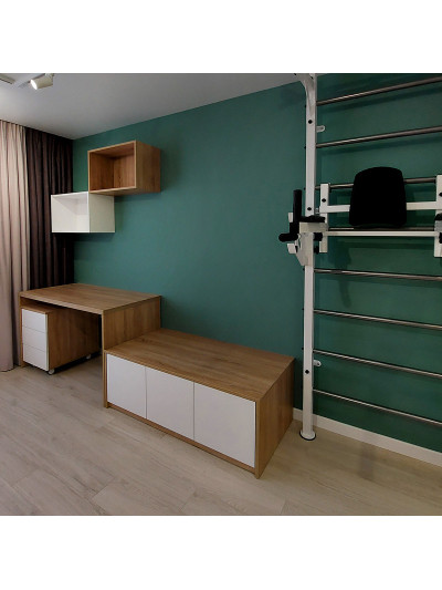 Зручна дитяча кімната у білих тонах на тлі зеленої стіни  - 1 2