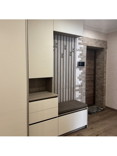 Практичная современная прихожая в бежевых тонах  - 1 2