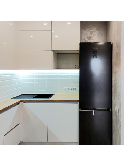 Идеальная белая глянцевая кухня для настоящей домохозяйки  - 1 2