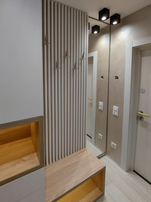 Шафа та настінний вішак в передпокій  - 1