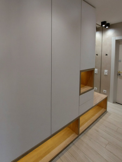 Шафа та настінний вішак в передпокій  - 1 2