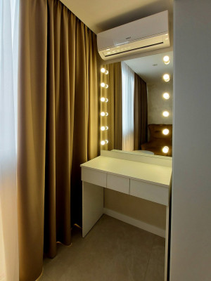 Меблированая спальня с ТВ зоной и туалетным столиком  - 2