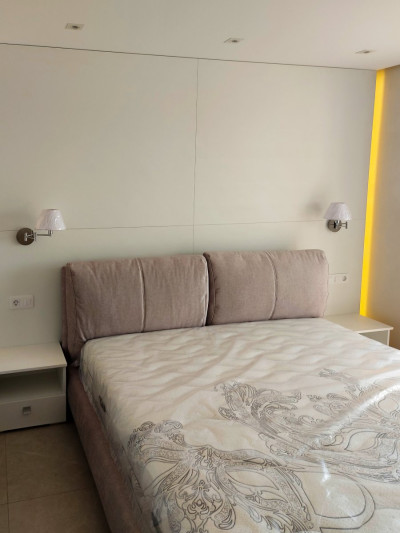 Мебльована спальня з ТВ-зоною та туалетним столиком  - 1