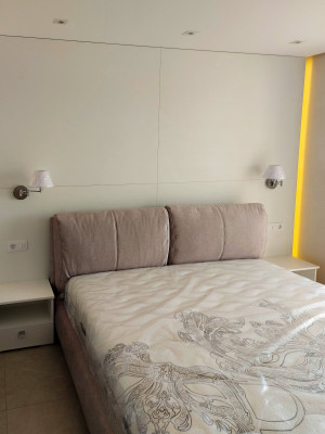 Меблированая спальня с ТВ зоной и туалетным столиком  - 1