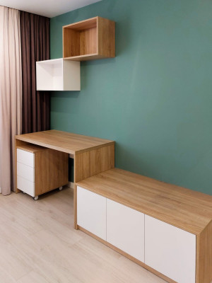 Удобная детская комната в белых тонах на фоне зеленой стены  - 1