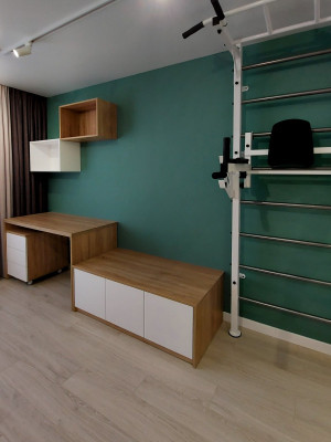 Удобная детская комната в белых тонах на фоне зеленой стены  - 2