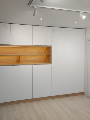 Удобная детская комната в белых тонах на фоне зеленой стены  - 3