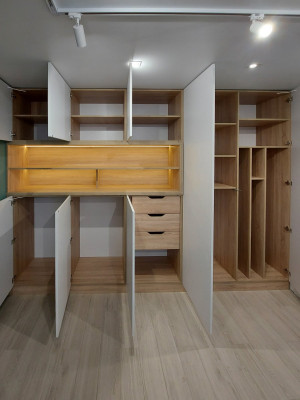 Зручна дитяча кімната у білих тонах на тлі зеленої стіни  - 4