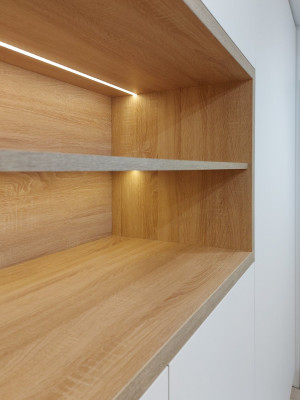 Зручна дитяча кімната у білих тонах на тлі зеленої стіни  - 5