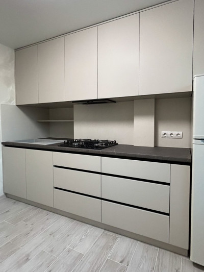 Універсальна бежева кухня у стилі мінімалізм  - 1