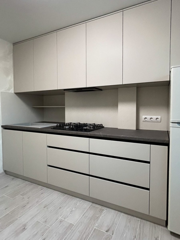 Универсальная бежевая кухня в стиле минимализм  - 1