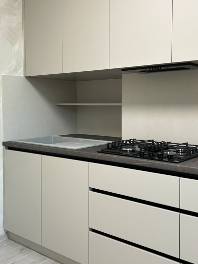 Универсальная бежевая кухня в стиле минимализм  - 1 2