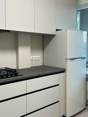 Универсальная бежевая кухня в стиле минимализм  - 3