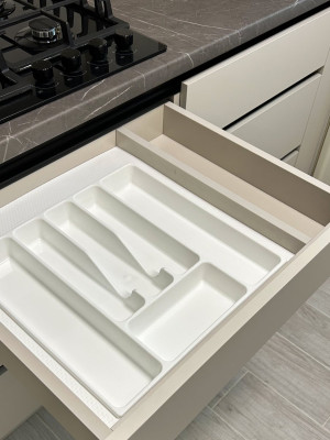 Универсальная бежевая кухня в стиле минимализм  - 4