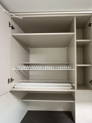 Універсальна бежева кухня у стилі мінімалізм  - 5