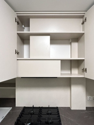 Універсальна бежева кухня у стилі мінімалізм  - 6