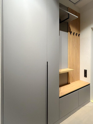 Стильная серая прихожая с древесными акцентами  - 1