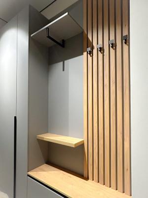 Стильний сірий передпокій із деревними акцентами  - 2