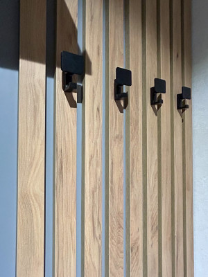 Стильний сірий передпокій із деревними акцентами  - 3