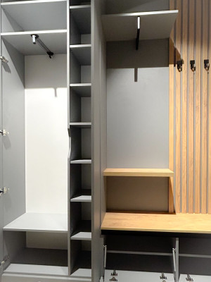 Стильний сірий передпокій із деревними акцентами  - 4