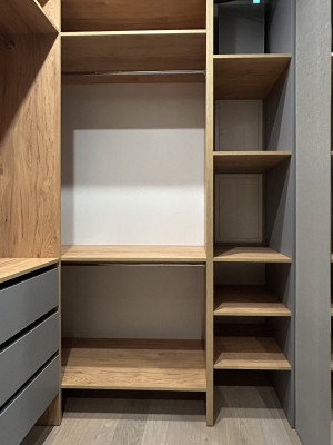 Небольшая гардеробная комната в серых тонах  - 1