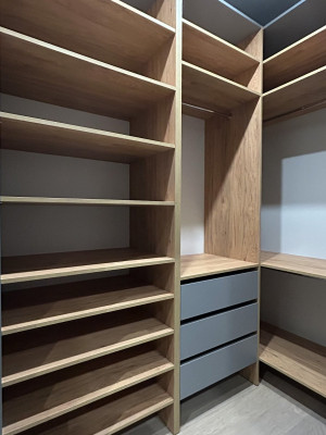 Невелика гардеробна кімната в сірих тонах  - 2