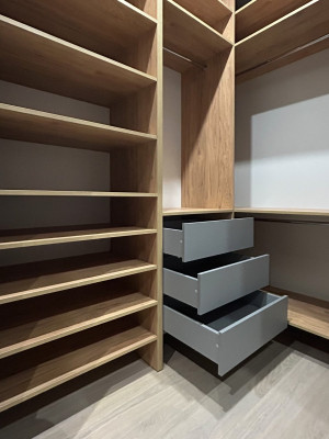 Невелика гардеробна кімната в сірих тонах  - 3