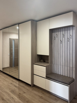 Практичний сучасний передпокій у бежевих тонах  - 1