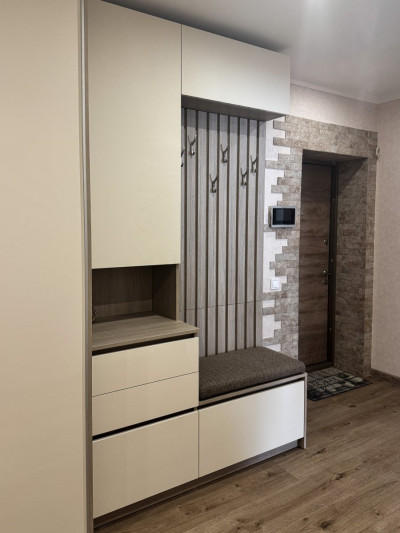 Практичная современная прихожая в бежевых тонах  - 1 2