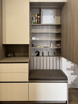 Практичний сучасний передпокій у бежевих тонах  - 3