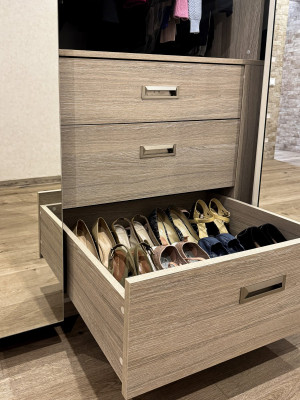 Практичная современная прихожая в бежевых тонах  - 4