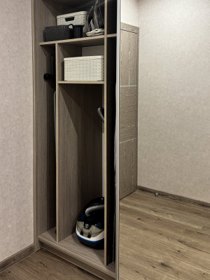 Практичний сучасний передпокій у бежевих тонах  - 5