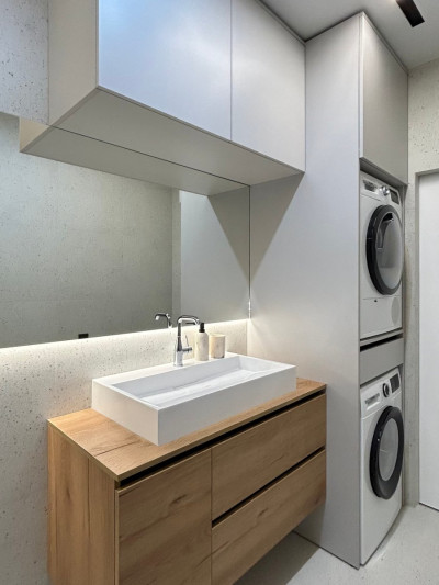 Просторная минималистичная ванная комната  - 1