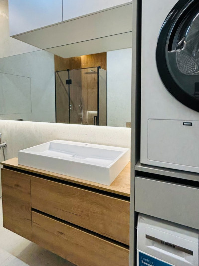 Простора мінімалістична ванна кімната  - 1 2