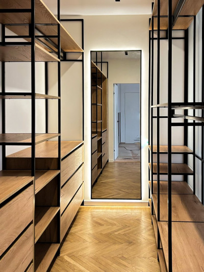 Простора гардеробна кімната з металевих каркасів в стилі лофт  - 1 2