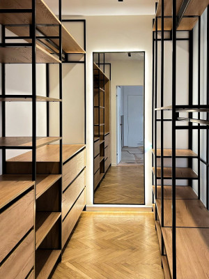 Просторная гардеробная комната из металлических каркасов в стиле лофт  - 2