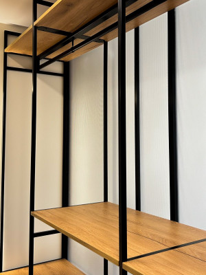 Простора гардеробна кімната з металевих каркасів в стилі лофт  - 7