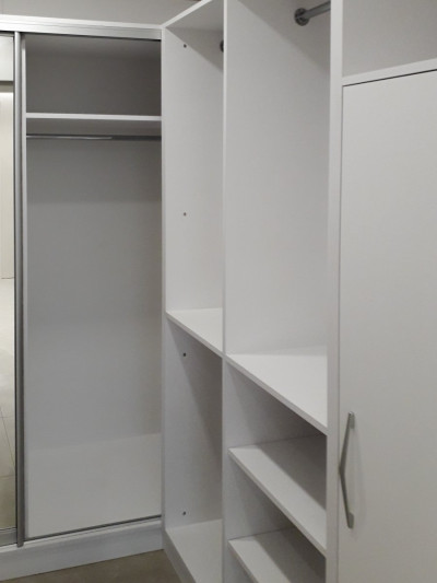 Просторна гардеробна кімната в булому кольорі  - 2 2