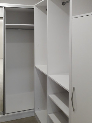 Просторная гардеробная комната в белом цвете  - 1