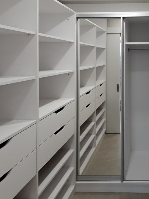 Просторна гардеробна кімната в булому кольорі  - 2