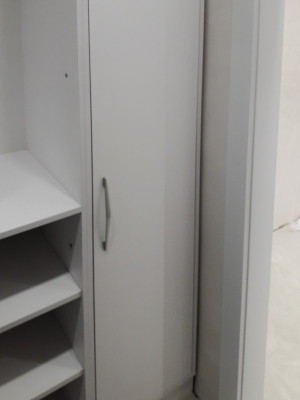 Просторная гардеробная комната в белом цвете  - 3