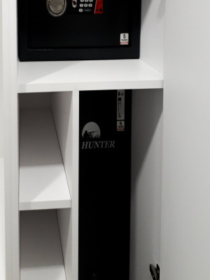 Просторная гардеробная комната в белом цвете  - 4