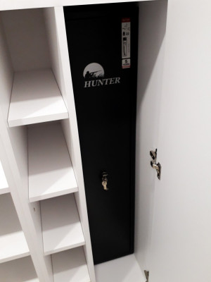 Просторная гардеробная комната в белом цвете  - 5