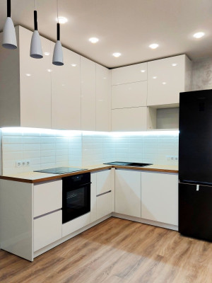 Идеальная белая глянцевая кухня для настоящей домохозяйки  - 2