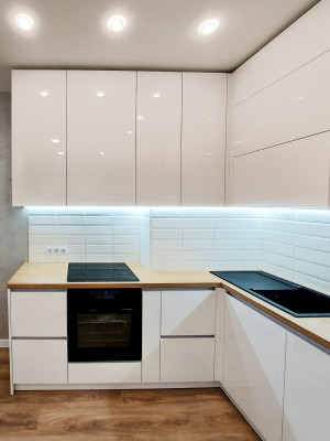 Ідеальна біла глянцева кухня для справжньої домогосподарки  - 3