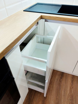 Ідеальна біла глянцева кухня для справжньої домогосподарки  - 5