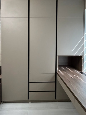 Уютный домашний офис возле окна в бежевых тонах Intertool - 3