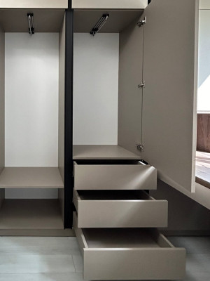 Уютный домашний офис возле окна в бежевых тонах Intertool - 4