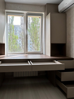 Уютный домашний офис возле окна в бежевых тонах Intertool - 6