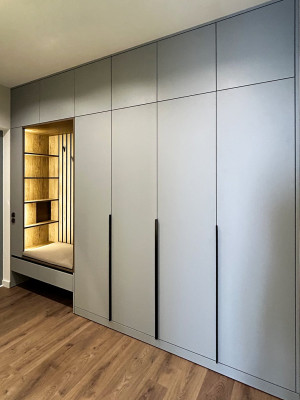 Минималистичная серая прихожая из Pinterest  - 1